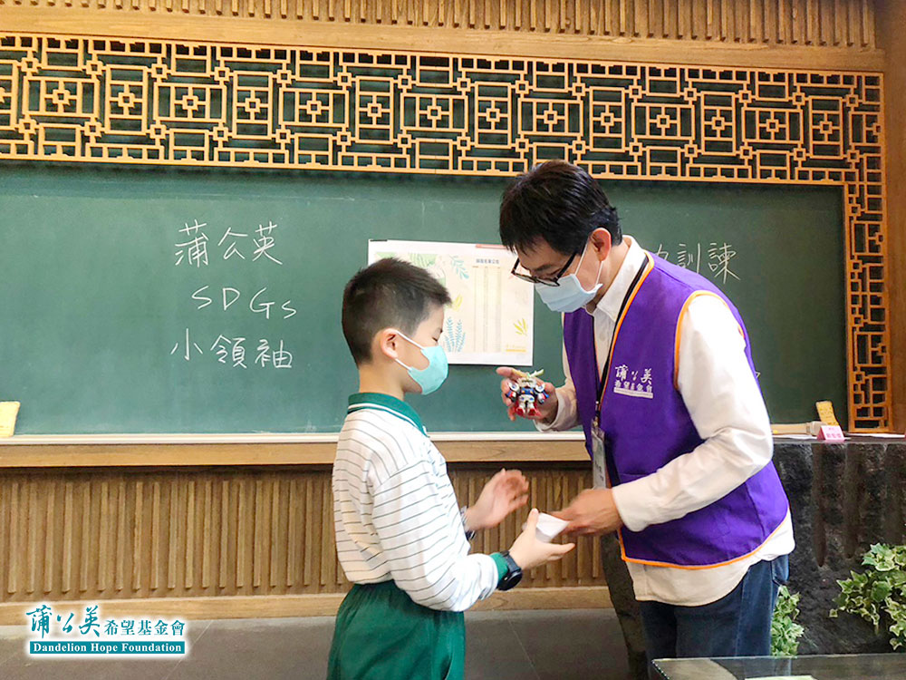 ▲周永晃老師贈送自己塗裝的鋼彈機器人模型，送給上次課堂中表現優異的學生。