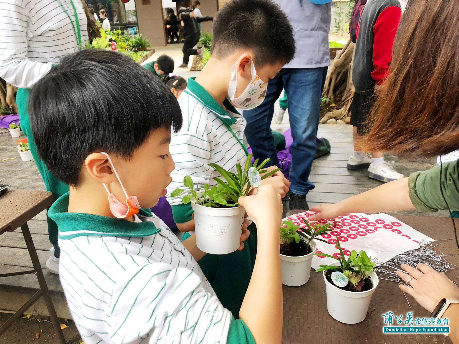 學童們製作小農星球，其上三株植物代表蒲公英基金會三生有幸的概念。